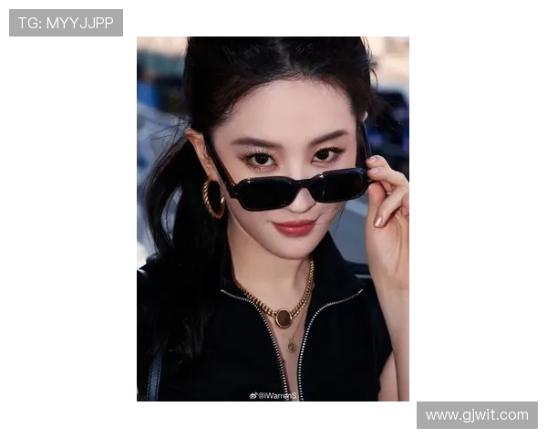 刘亦菲化身足球明星展现运动魅力与时尚风采的完美结合